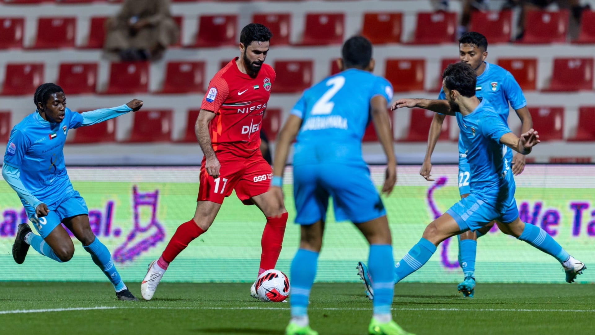 صورة بعنوان: شباب الأهلي يحافظ على الصدارة والشارقة يواصل ملاحقة المتصدر 