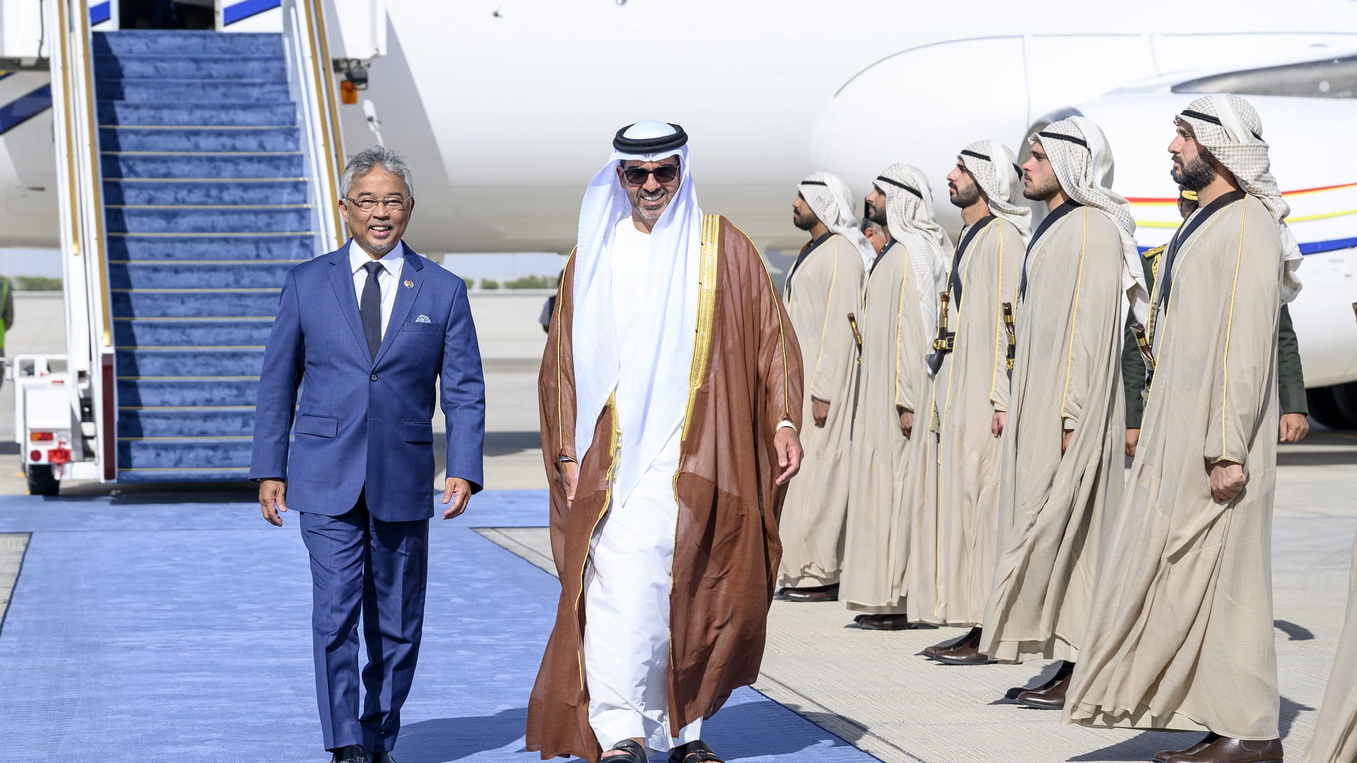 صورة بعنوان: ملك ماليزيا يصل إلى البلاد وحامد بن زايد يتقدم مستقبليه 