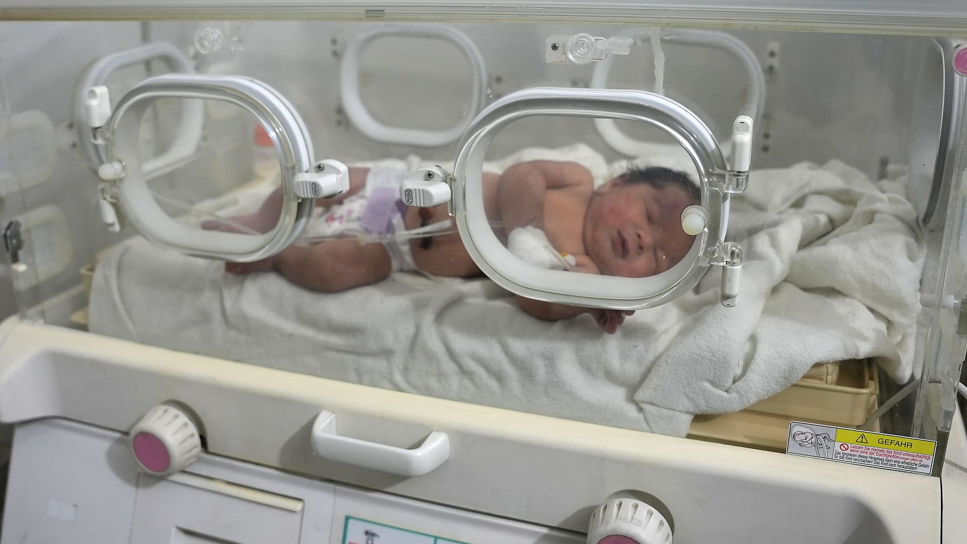 صورة بعنوان: رضيعة سورية تولد بأعجوبة تحت ركام الزلزال بعد مقتل أمها وعائلتها 