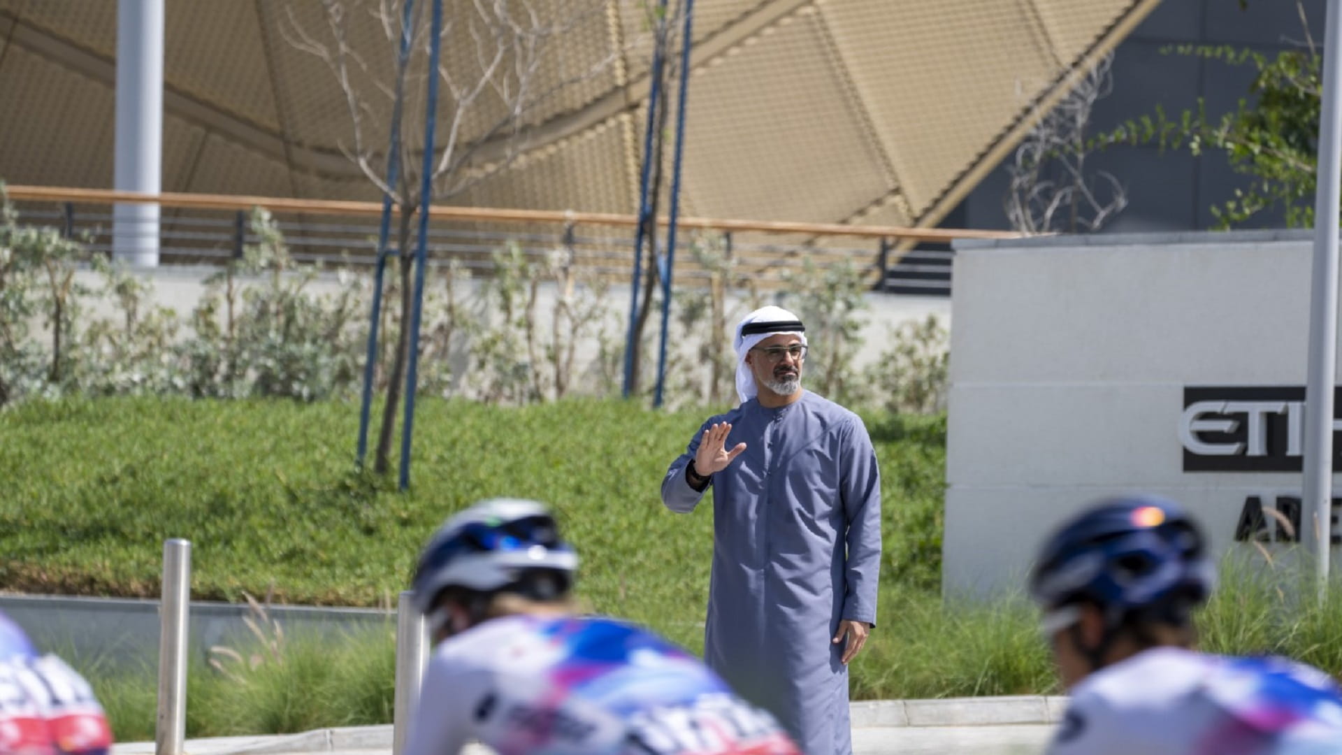 صورة بعنوان: خالد بن محمد بن زايد يشهد جانباً من منافسات طواف الإمارات 2023 