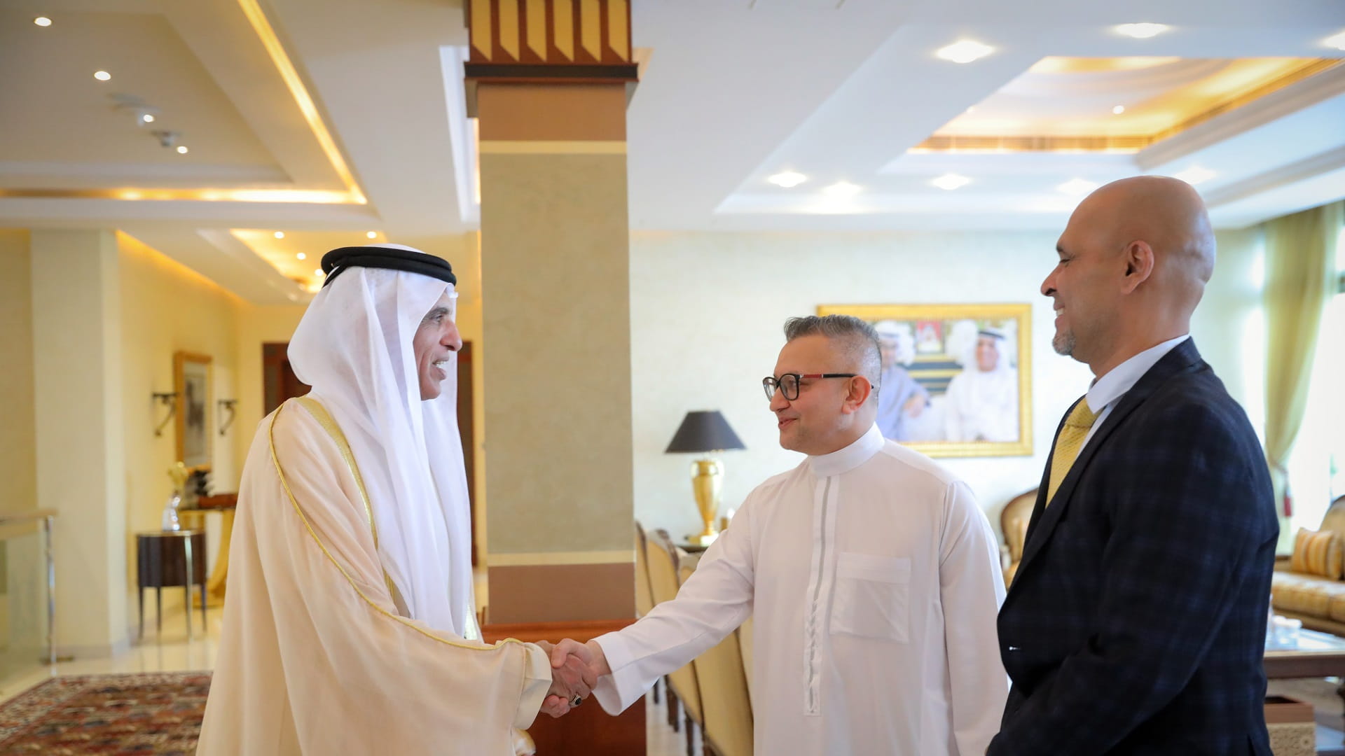 صورة بعنوان: حاكم رأس الخيمة يستقبل وفداً من جامعة بولتون 