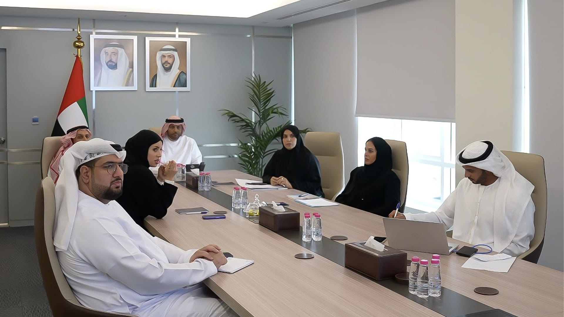 صورة بعنوان: أمناء جائزة الشيخة جواهر القاسمي للتميز الرياضي يوزع المناصب  