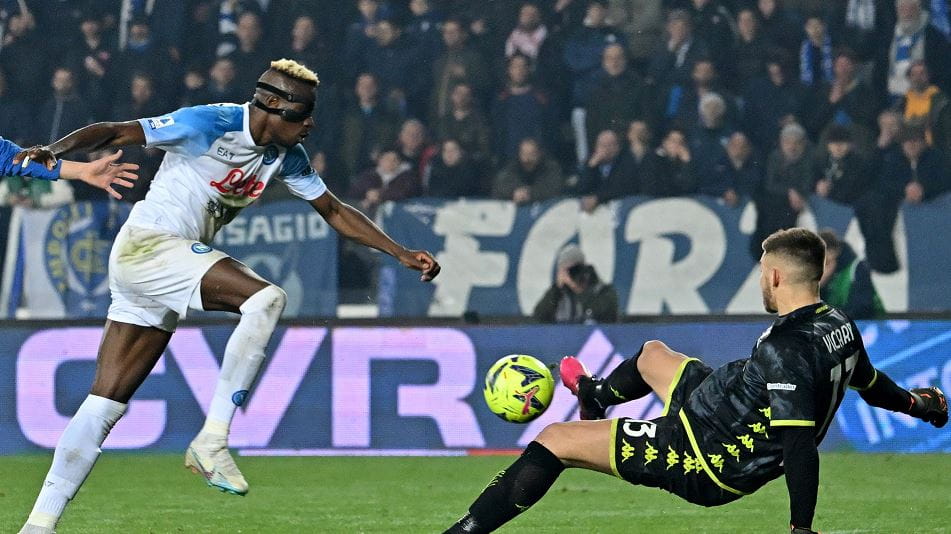 صورة بعنوان: نابولي يتمسك بقوة بصدارة الدوري الإيطالي 