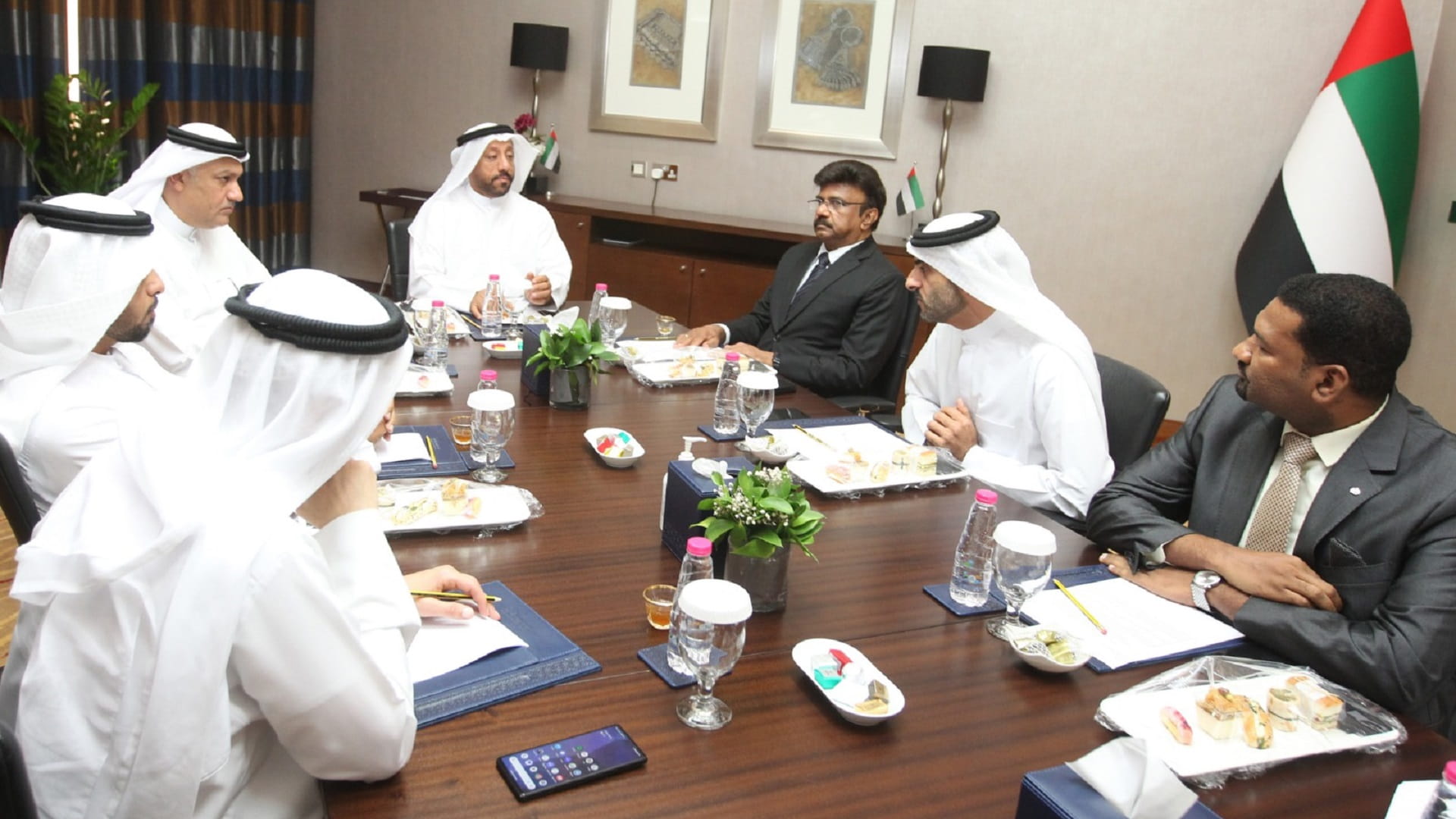 صورة بعنوان: غرفة الشارقة تبحث مع مجموعات العمل القطاعية تعزيز نمو القطاع الخاص 