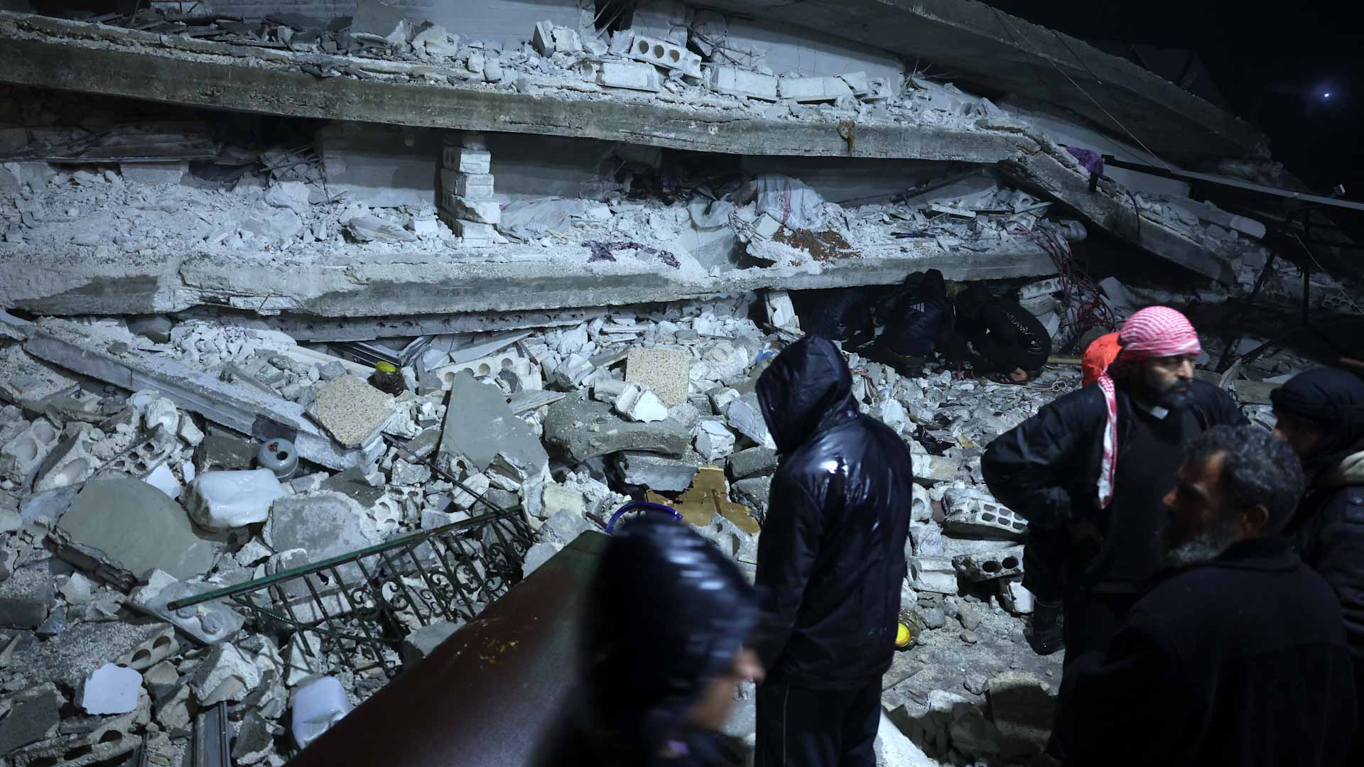 صورة بعنوان: في تقرير...عدد قتلى الزلزال في سوريا وتركيا يقترب من 10 آلاف قتيل 