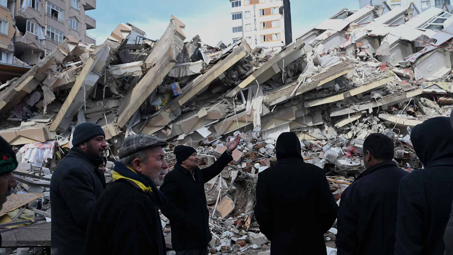 صورة بعنوان: في آخر رصد..حصيلة ضحايا الزلزال تقفز إلى 8300 قتيل في تركيا وسوريا 