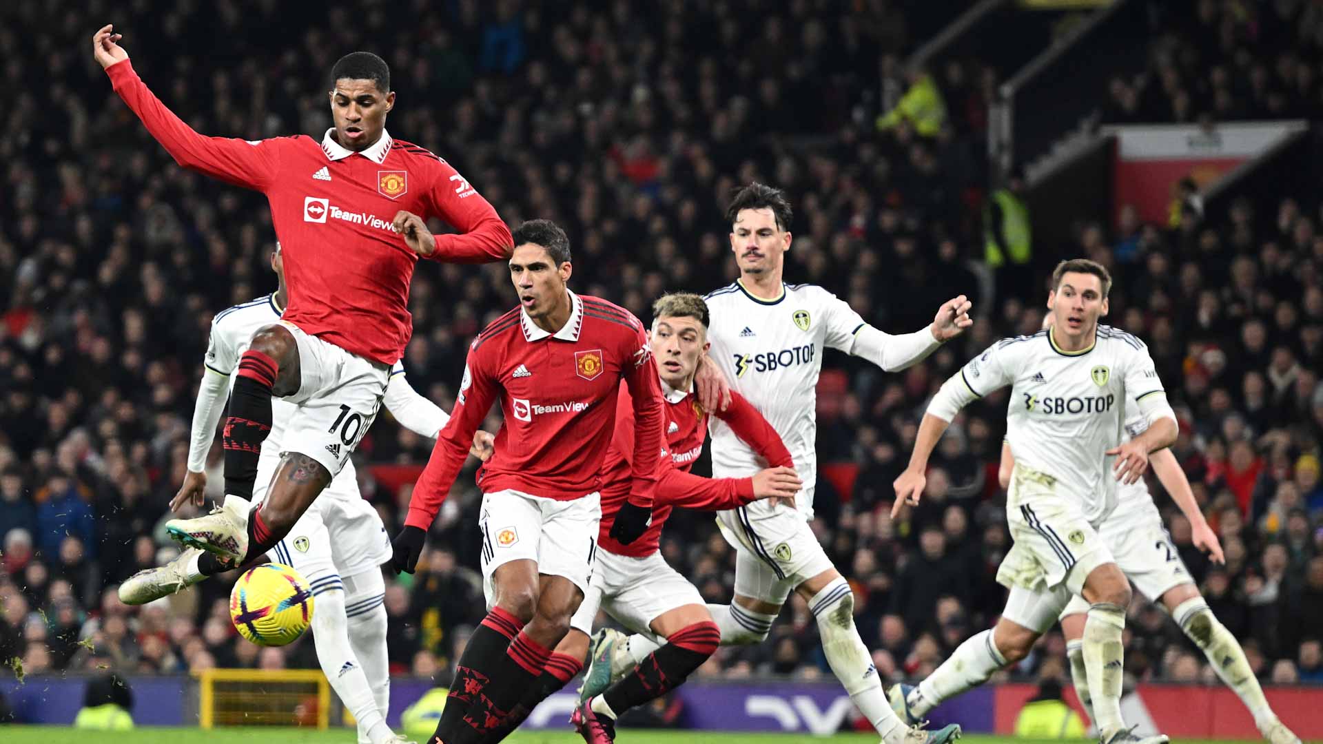 صورة بعنوان: مانشستر يونايتد يسقط بفخ التعادل أمام ليدز في الدوري الإنجليزي 