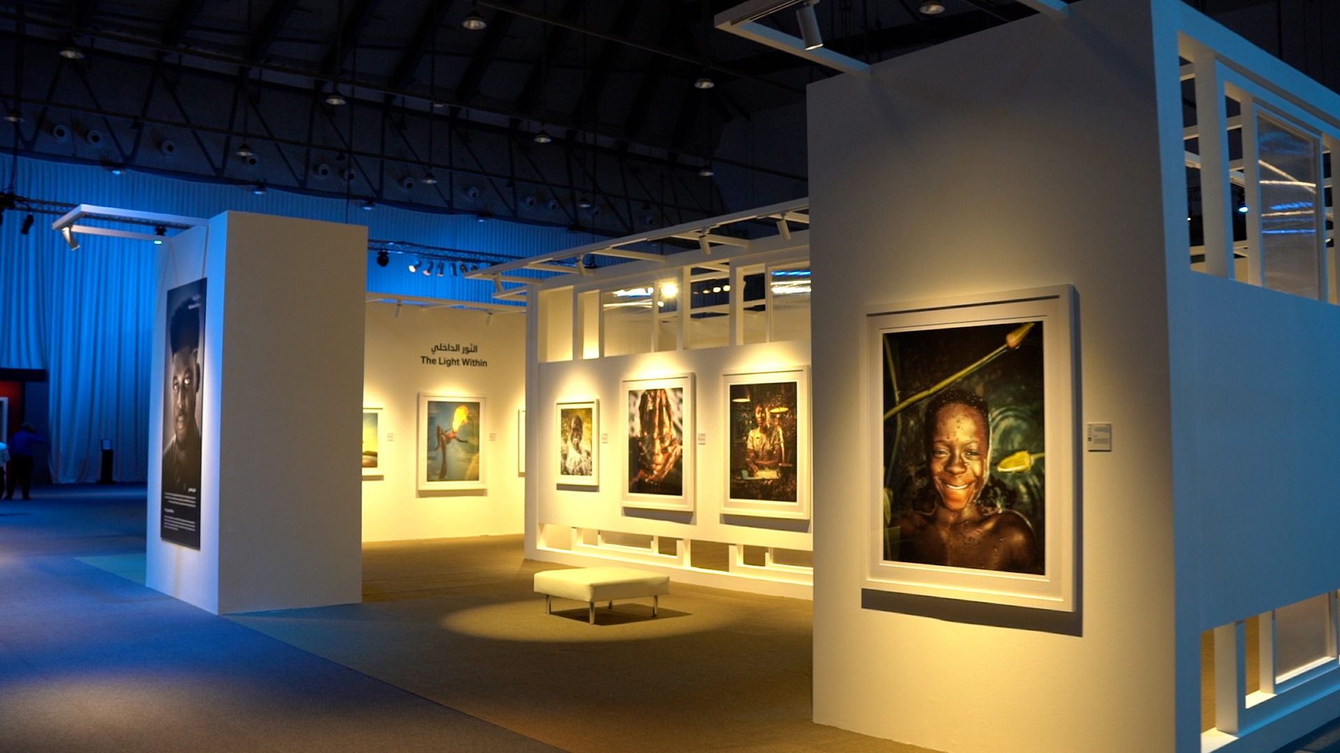 صورة بعنوان: بين سواد وبياض...اكسبوجر يمازج بين الفن والأحاسيس في سردية الصورة 