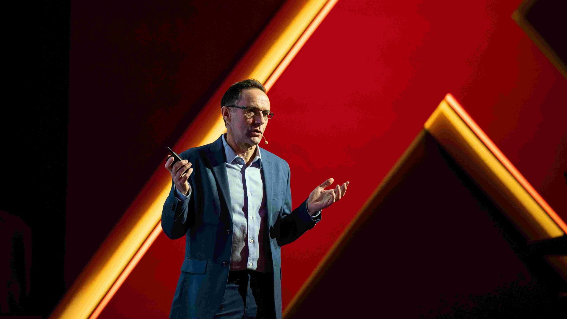 صورة بعنوان: جيريمي هيبرت يُشارك جمهور اكسبوجر مغامرته في سرد قصة غجر رومانيا 