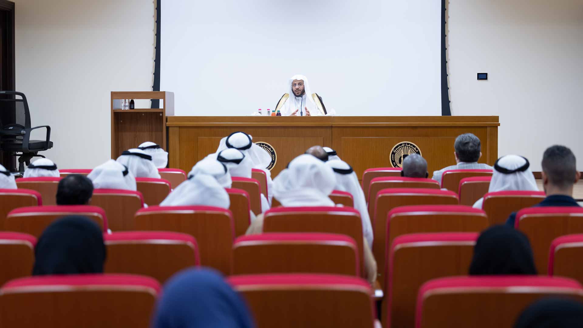 صورة بعنوان: الجامعة القاسمية تنظم محاضرة بعنوان "أهمية الإخلاص في العمل" 
