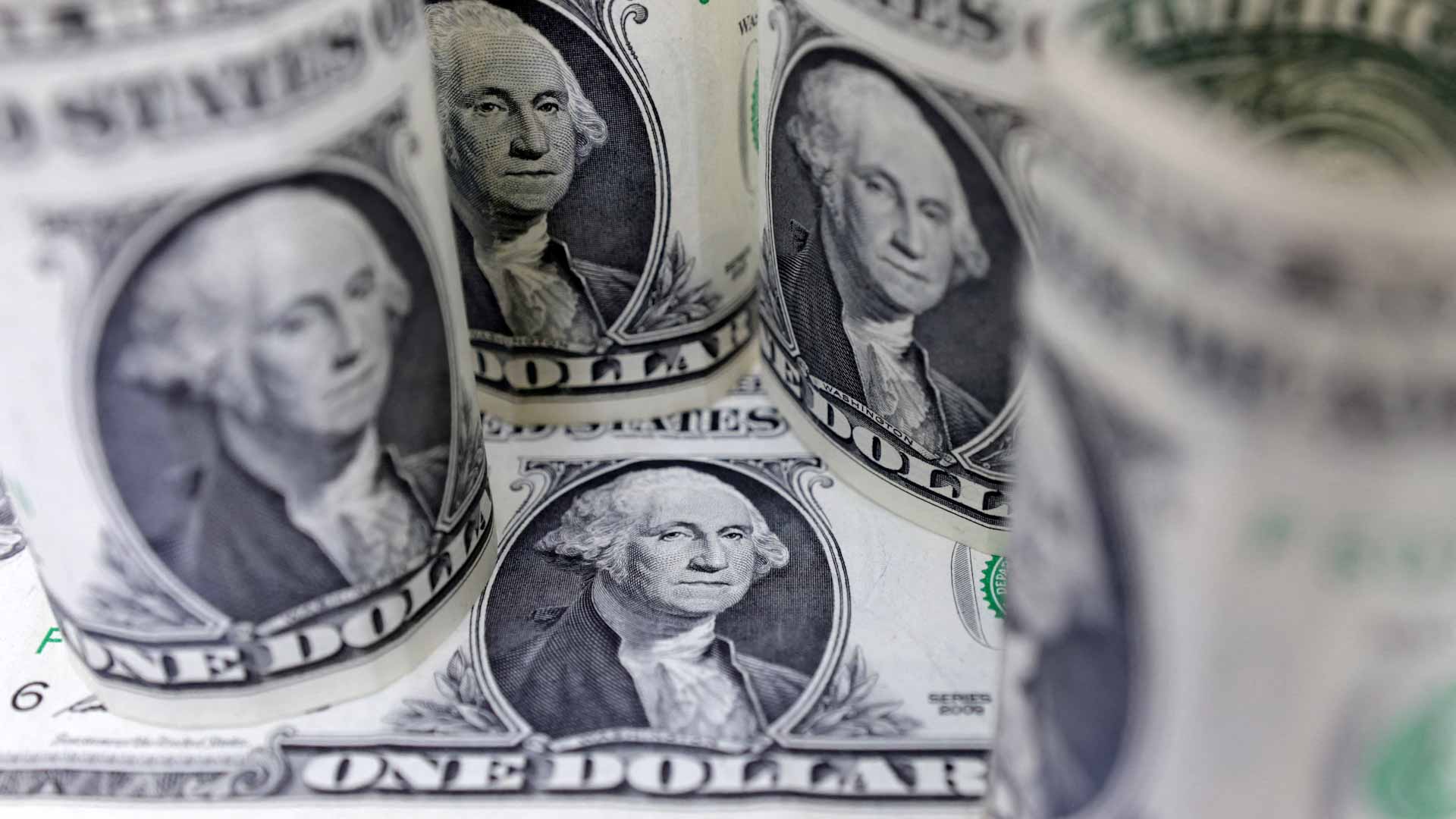 صورة بعنوان: استقرار العملة الخضراء وسط ترقب بيانات التضخم في أسعار المستهلكين 