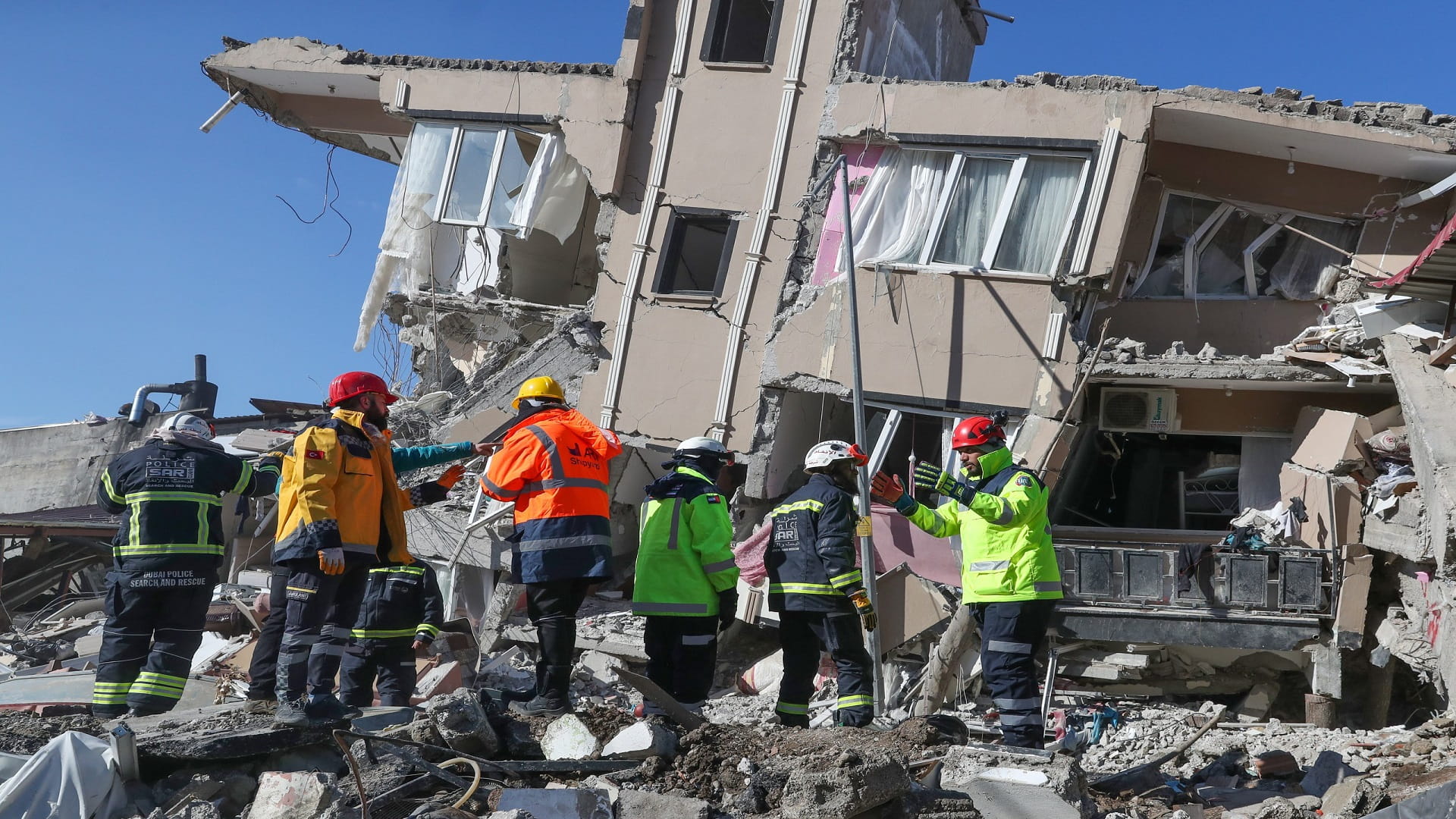 صورة بعنوان: فريق الإنقاذ الإماراتي يواصل عملية البحث عن ناجين من زلزال تركيا 