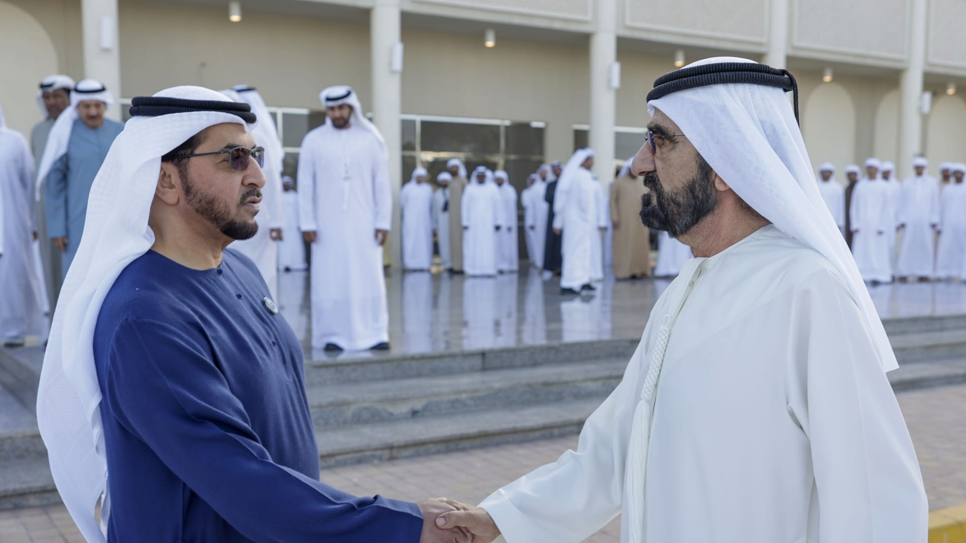 صورة بعنوان: محمد بن راشد يقدّم واجب العزاء بوفاة مريم بنت عبد الله الفلاسي 