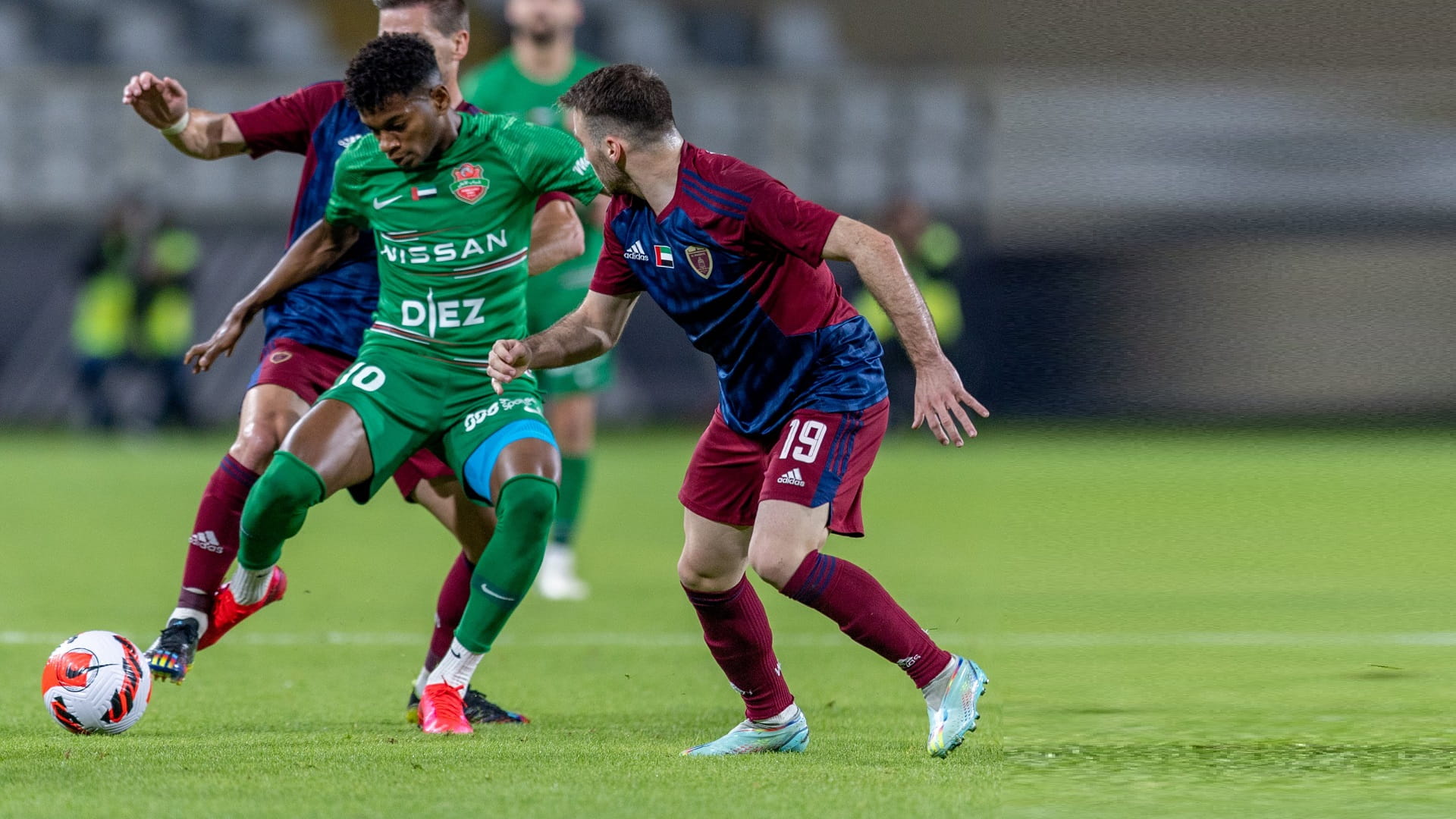 صورة بعنوان: شباب الأهلي يتعادل مع الوحدة ويهدي الشارقة صدارة دوري أدنوك 