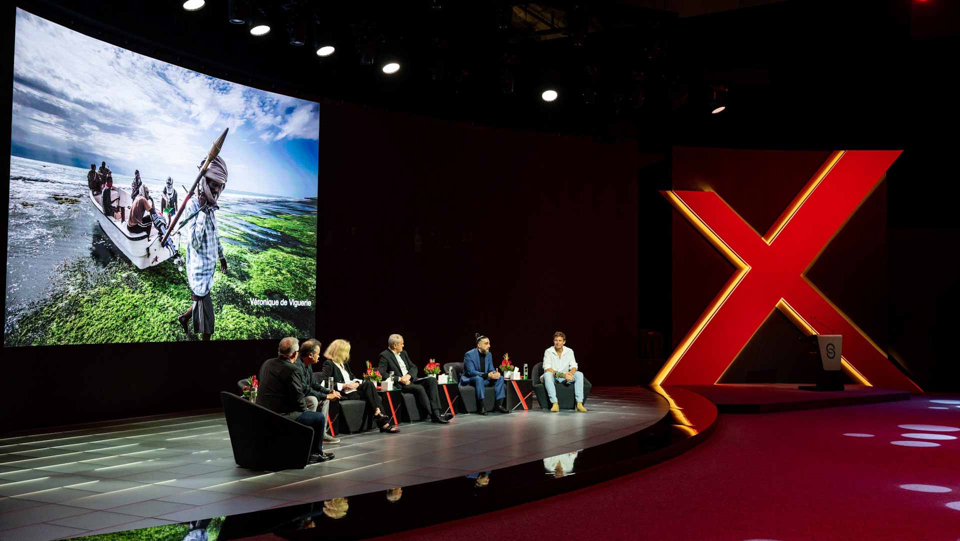 صورة بعنوان: ليكون شاهداً موثوقاً به... مصور الحروب يخاطر بحياته لنقل الحقيقة 