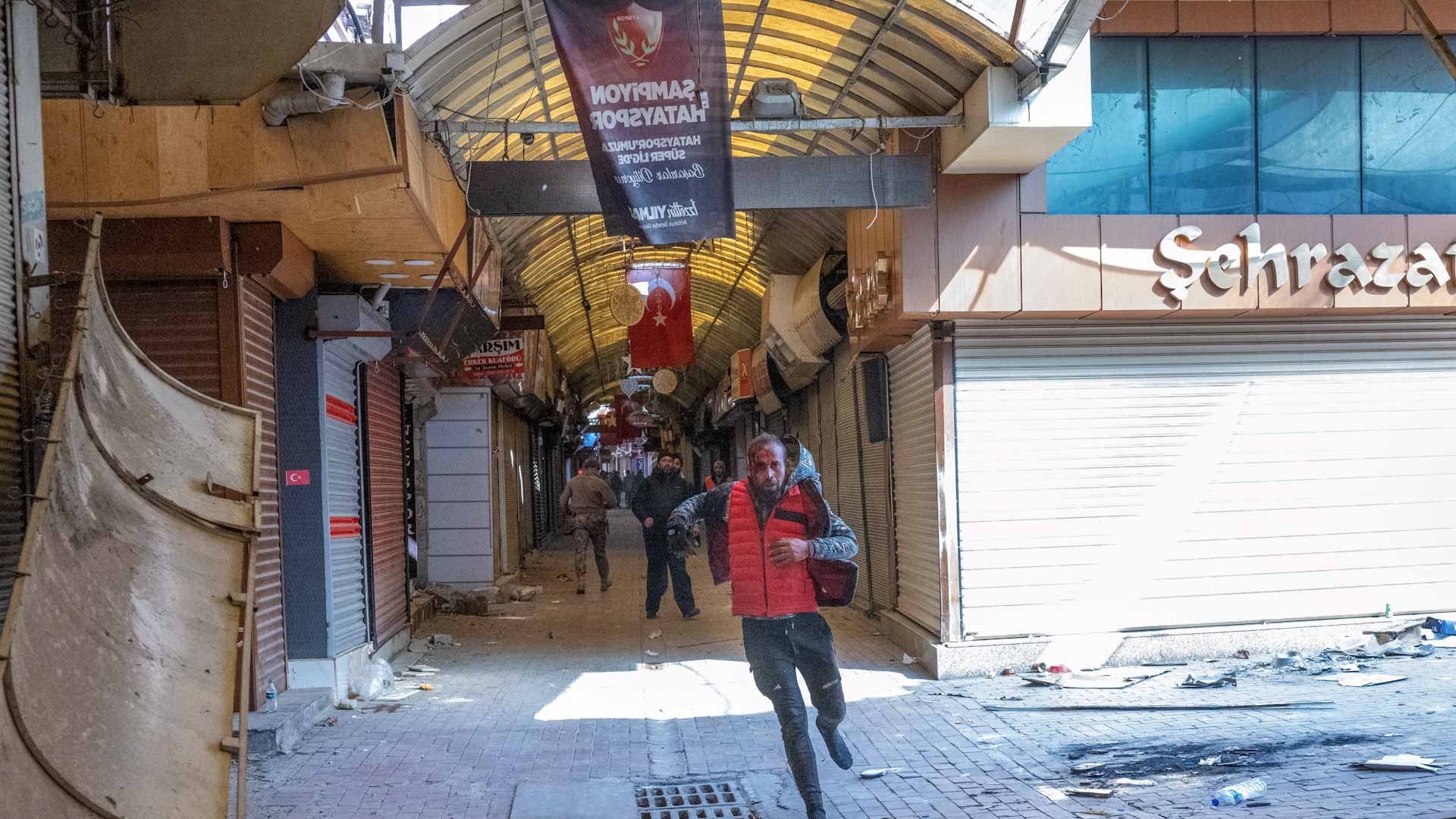 Image for the title: Austrian, German rescuers suspend Turkey search over security 