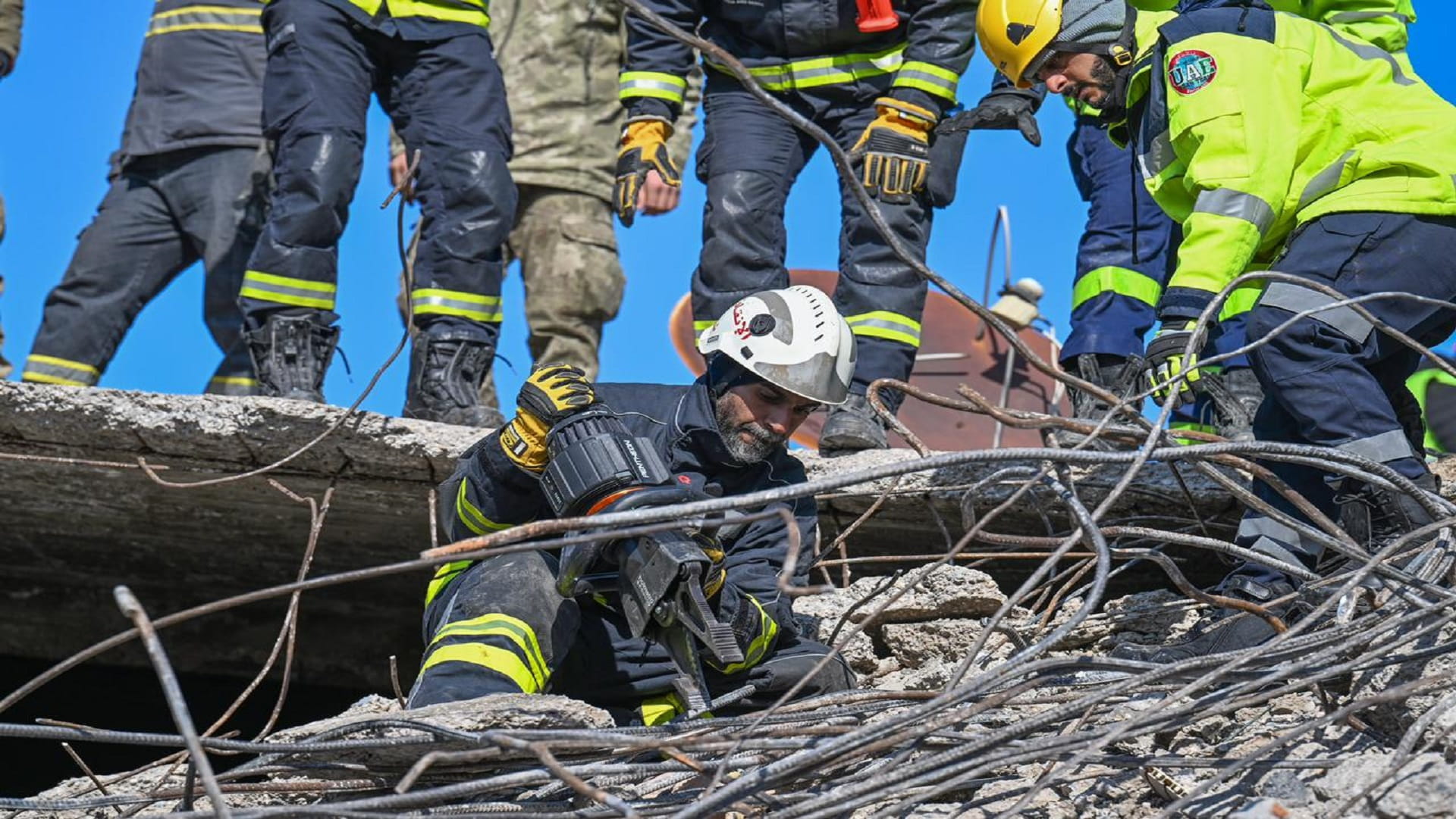صورة بعنوان: "فريق الإمارات" يواصل جهود البحث والإنقاذ في كهرمان مرعش بتركيا 
