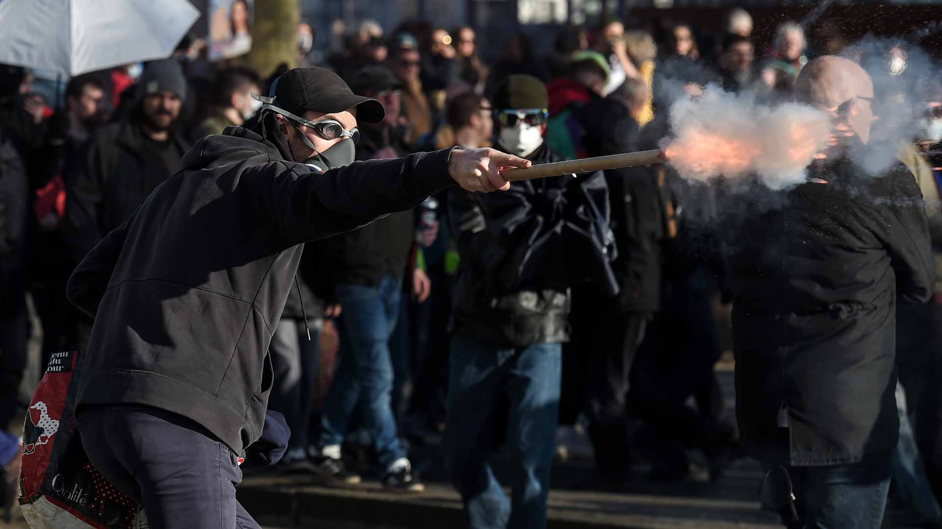 Image for the title: French unions risk "standstill" as new pension protests break out 