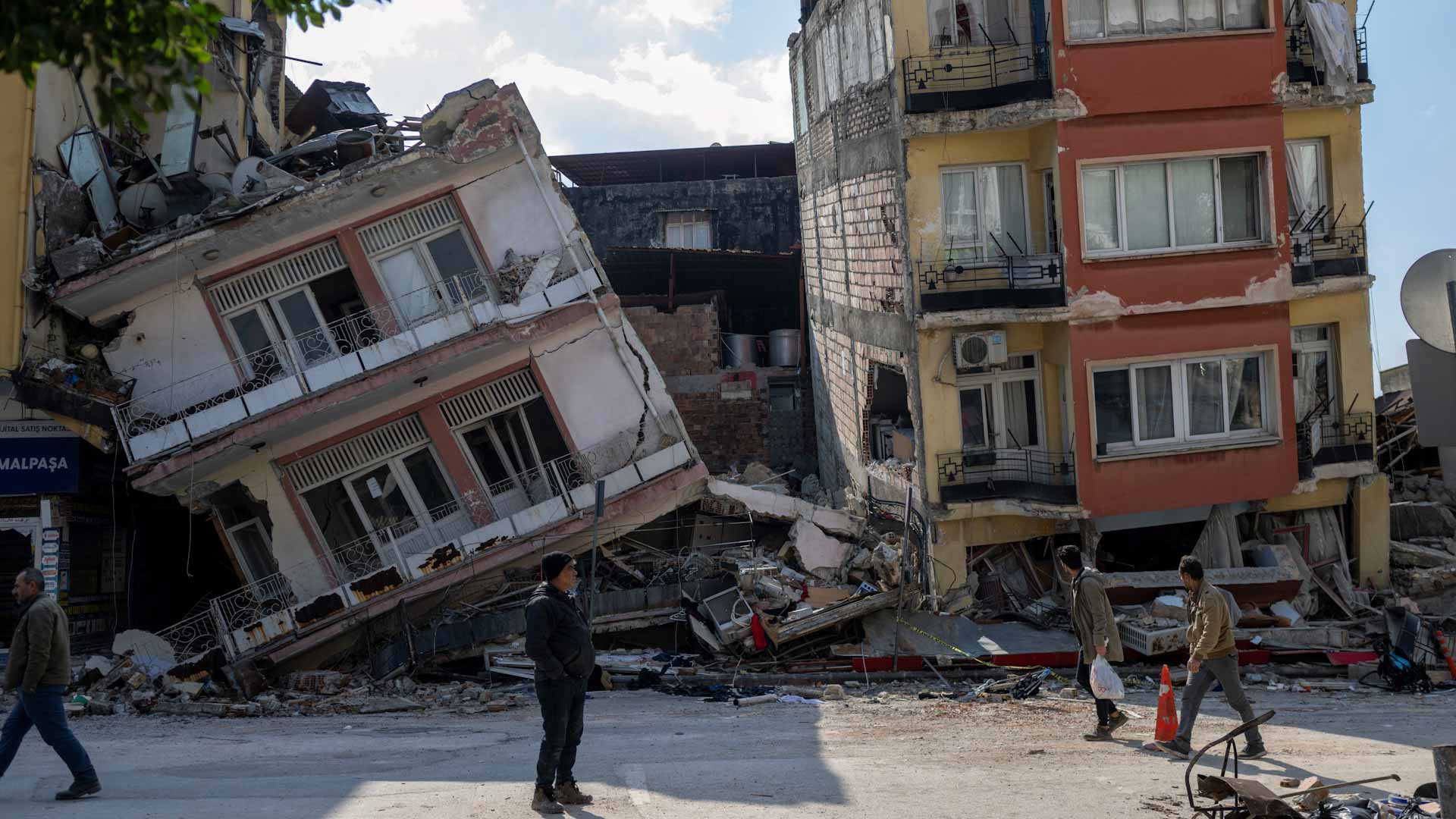 Image for the title: Survivors ever fewer in earthquake rubble of Turkey and Syria 