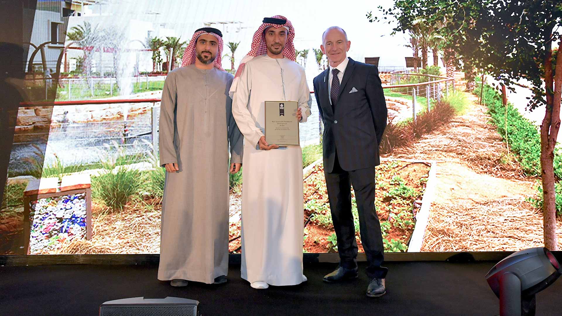 صورة بعنوان: "الشارقة المستدامة" تفوز بجائزتين في "العقارات الدولية" 2022-2023 