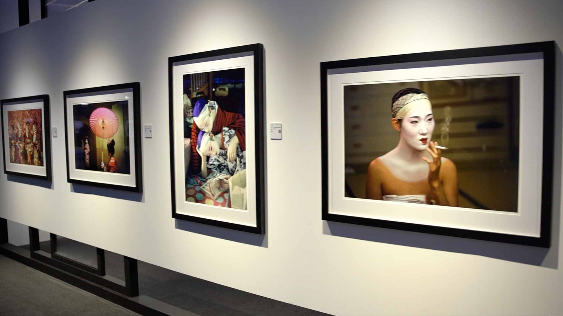 صورة بعنوان: اكسبوجر يسرد خفايا جمال قصص الغيشا ويداوي ندوب الصدمات بالفرح 