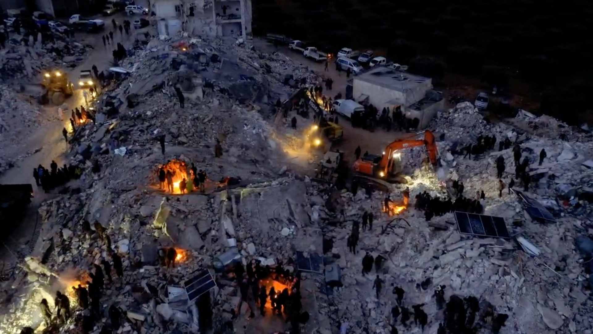 صورة بعنوان: الإنقاذ يواصل انتشال الأحياء من تحت الأنقاض بعد أسبوع على الزلزال 