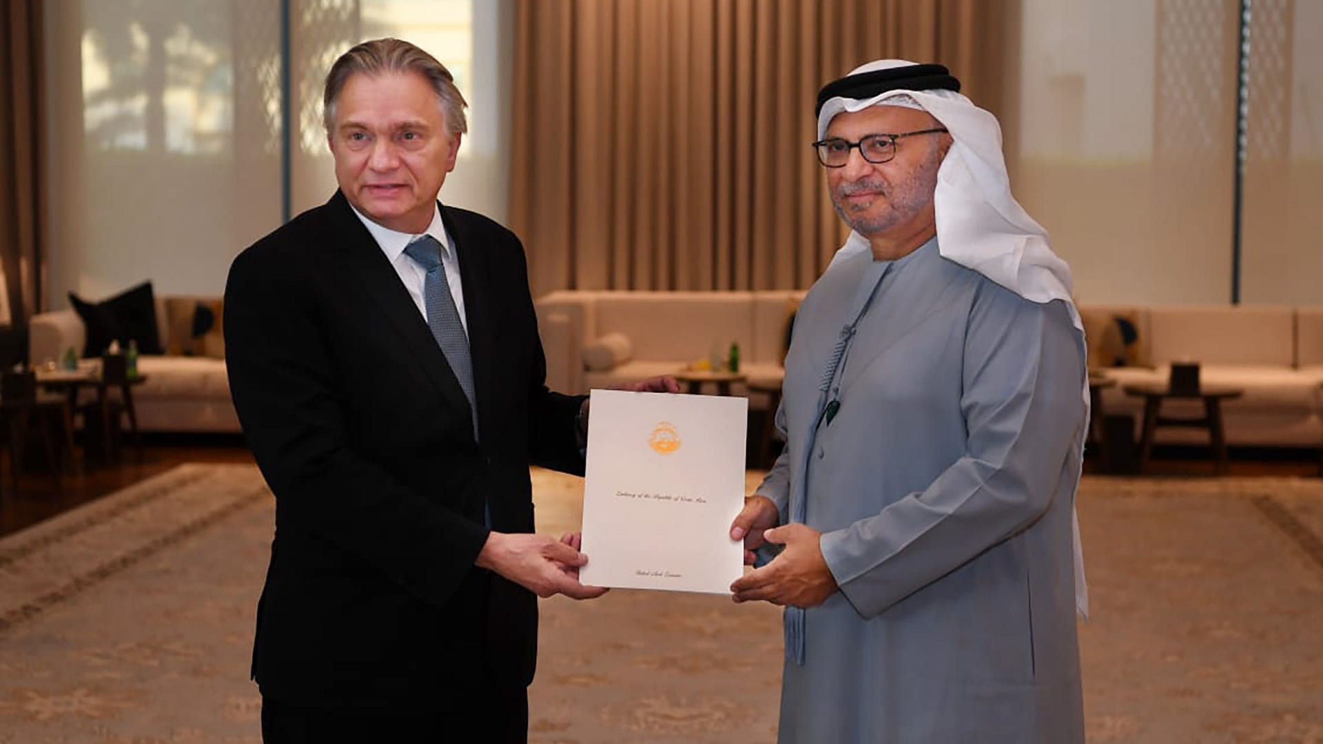 صورة بعنوان: رئيس الدولة يتلقى رسالة خطية من الرئيس الكوستاريكي 