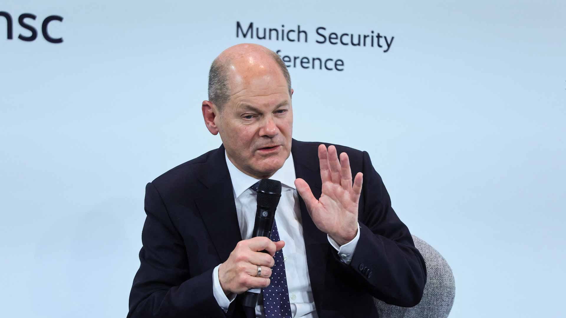 صورة بعنوان: شولتس للحلفاء: أرسلوا دباباتكم لأوكرانيا الآن 