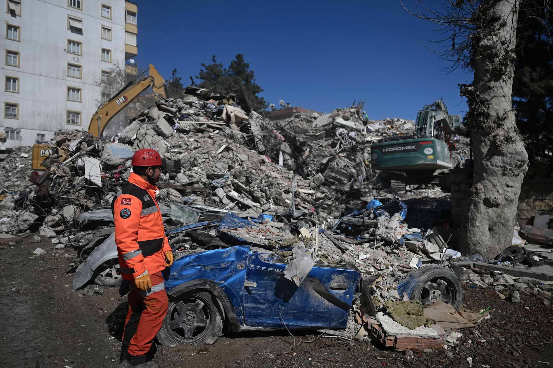 Image for the title: Turkey's deadly quake renews alarm for Istanbul 