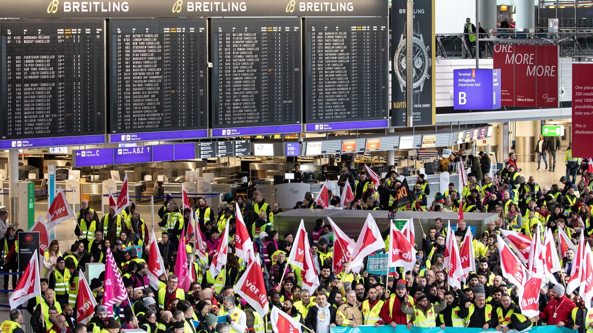 Image for the title: Hundreds of flights axed as German airport staff strike 