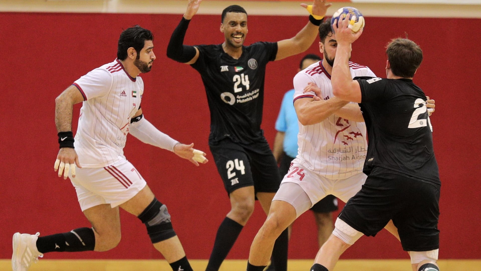 صورة بعنوان: الشارقة إلى الدور النهائي بالعلامة الكاملة في دوري رجال اليد 