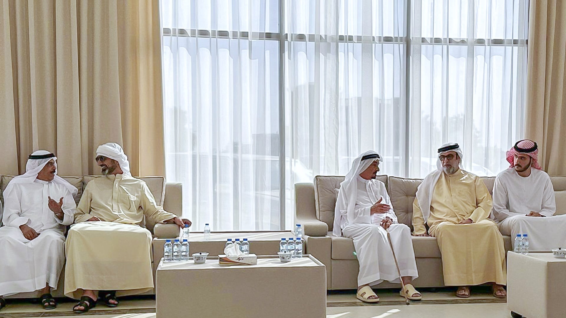 صورة بعنوان: حاكم عجمان وولي عهده يقدمان واجب العزاء في وفاة محمد سلطان الشامسي 