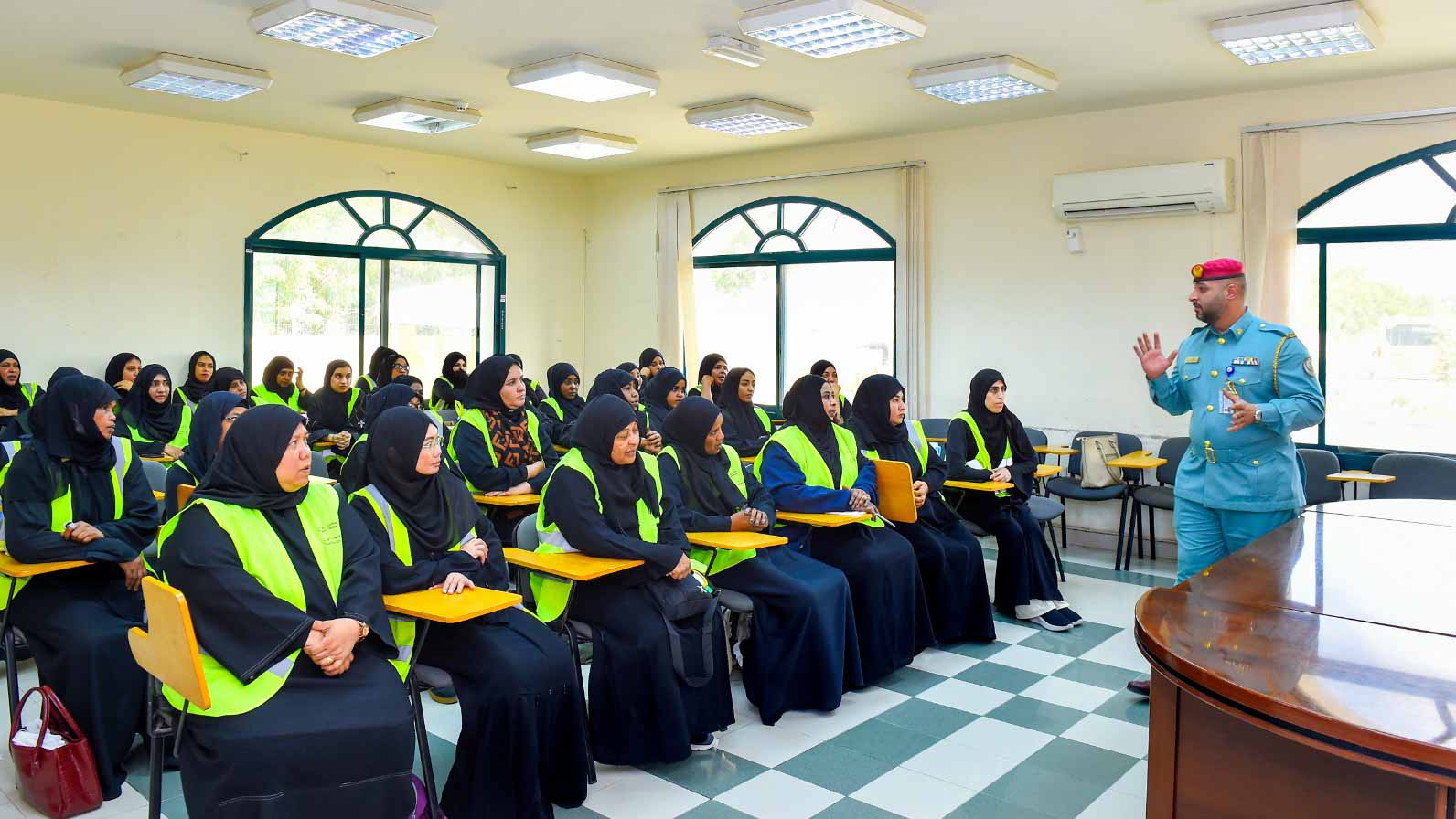 صورة بعنوان: شرطة الشارقة تنظم محاضرات توعية لمشرفات الحافلات الخاصة 