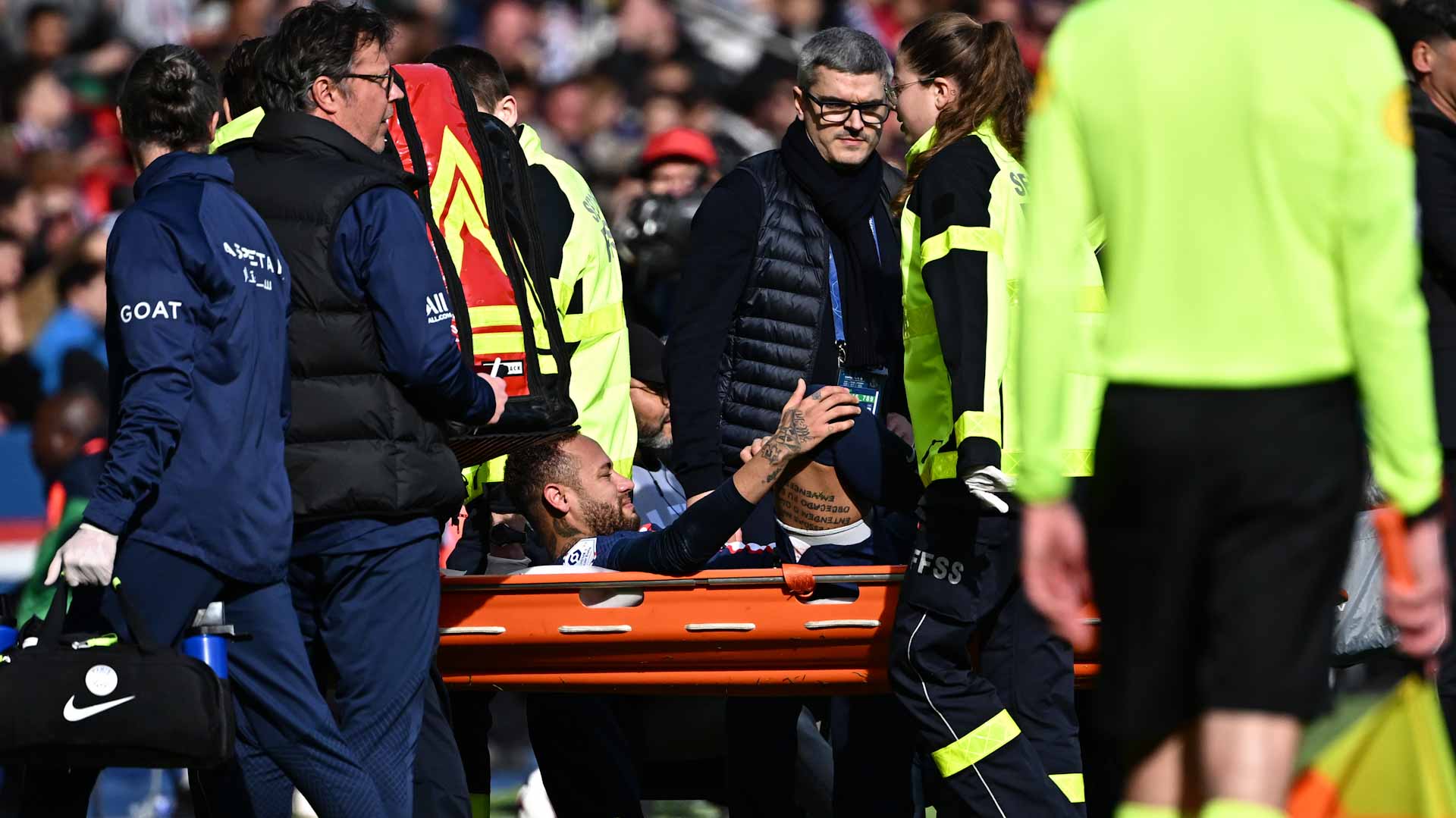 Image for the title: Neymar suffers new ankle injury blow in PSG win 