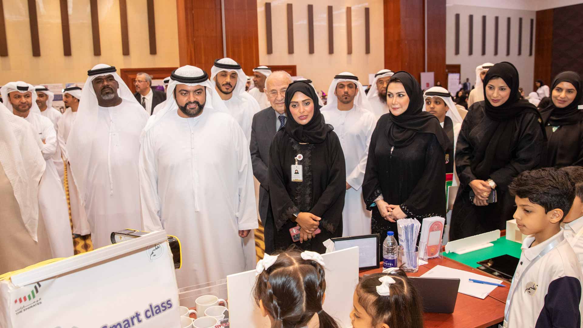 صورة بعنوان: محمد الشرقي يطلع على تجارب المشاركين في ملتقى الفجيرة التعليمي 