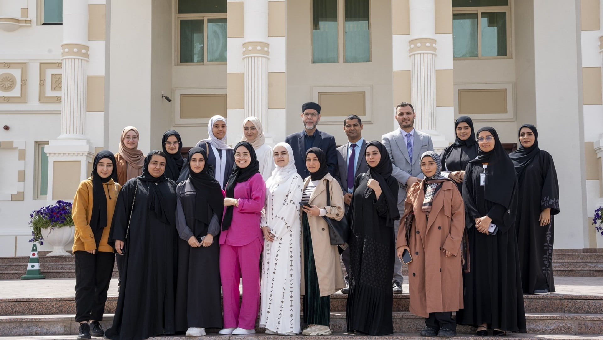 صورة بعنوان: مجمع اللّغة العربيّة بالشارقة يستقبل وفداً من طالبات "جامعة الوصل" 