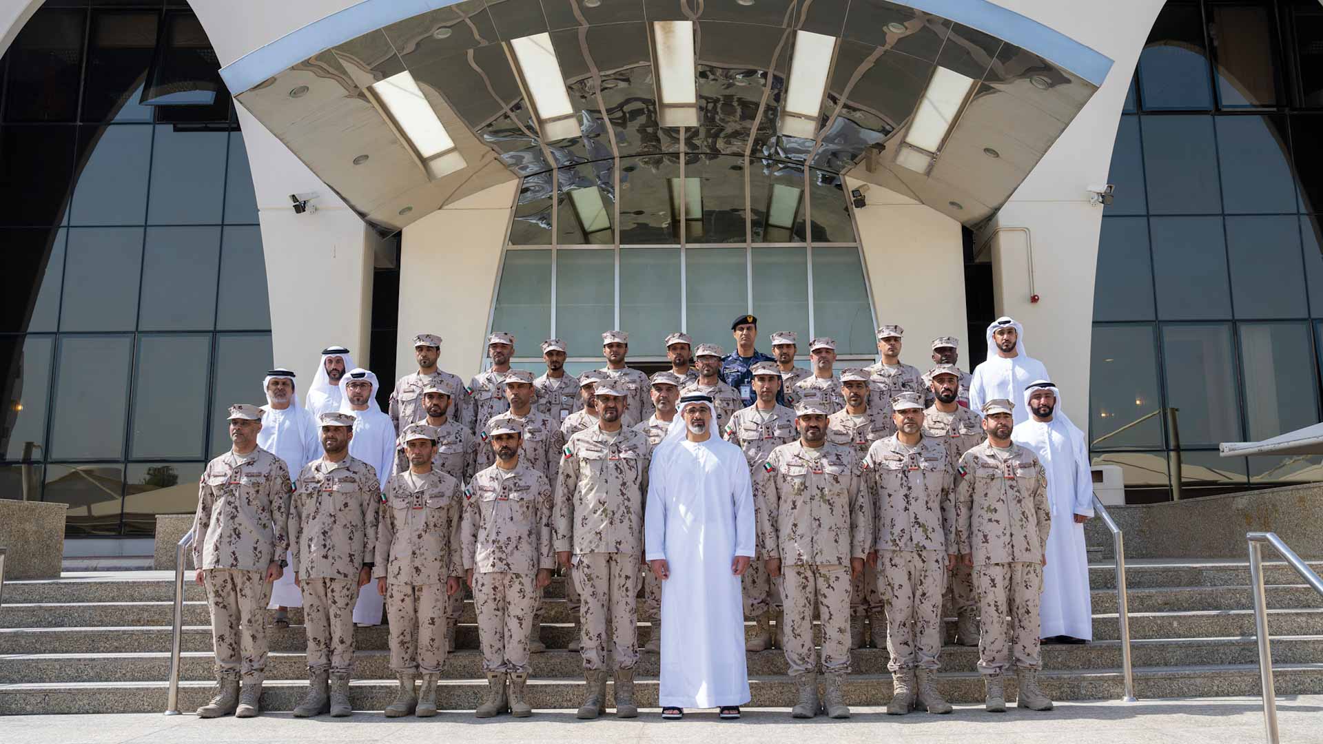 صورة بعنوان: خالد بن محمد بن زايد يطلع على آخر مستجدات سير عملية الفارس الشهم 2 