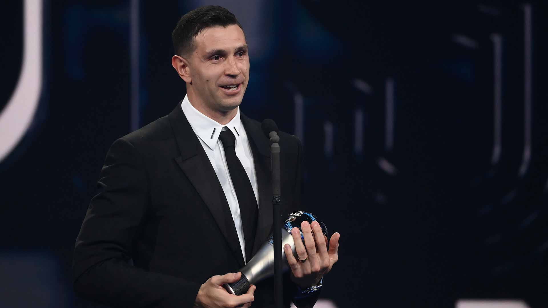 صورة بعنوان: الحارس الأرجنتيني مارتينيز يتوج بجائزة أفضل حارس مرمى لعام 2022 