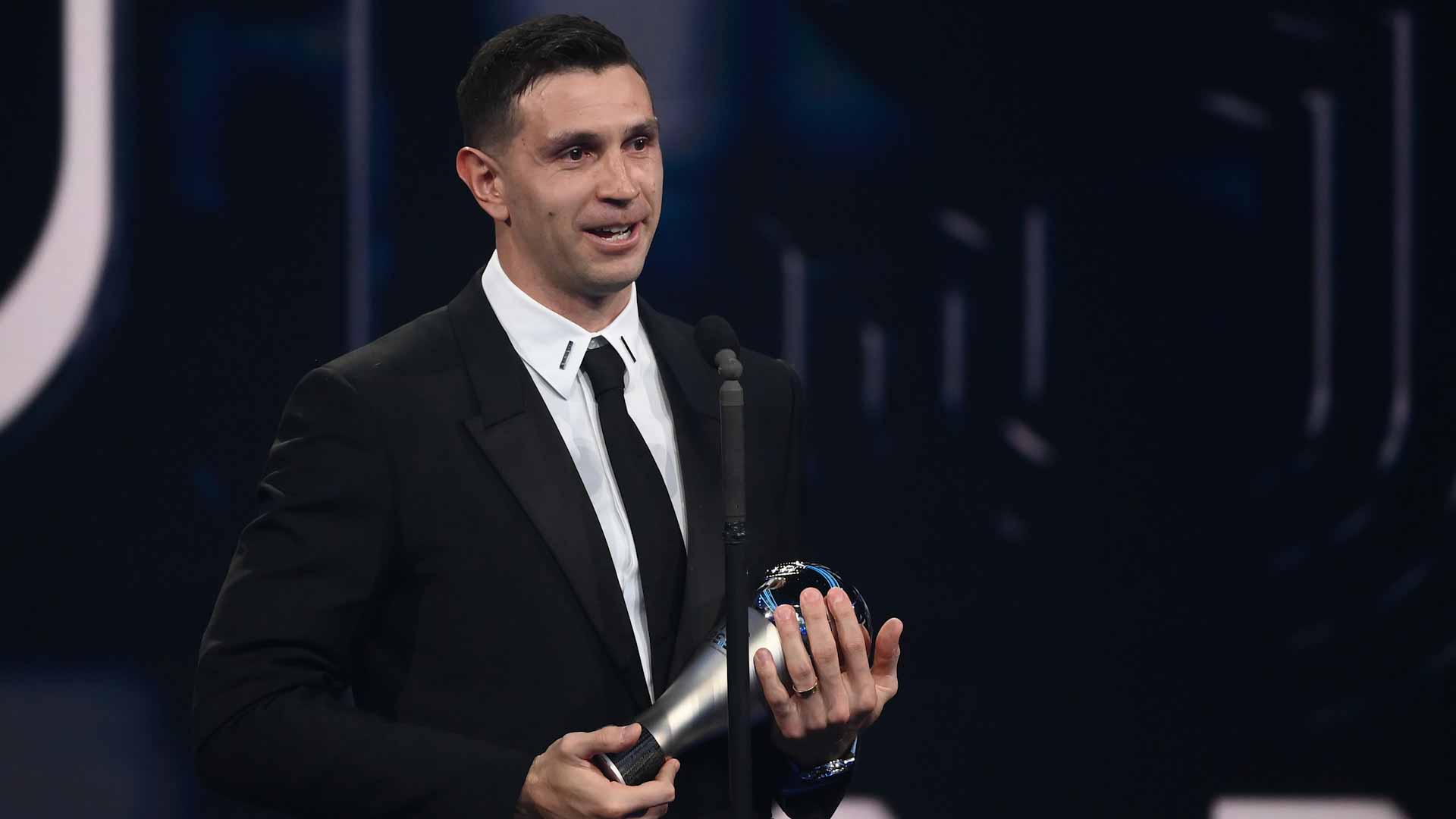 صورة بعنوان: الحارس الأرجنتيني مارتينيز يتوج بجائزة أفضل حارس مرمى لعام 2022 