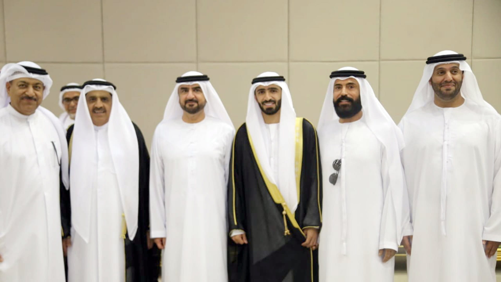 صورة بعنوان: عبد الله بن سالم والشيوخ يحضرون أفراح بن سمنوه والشامسي بالشارقة 