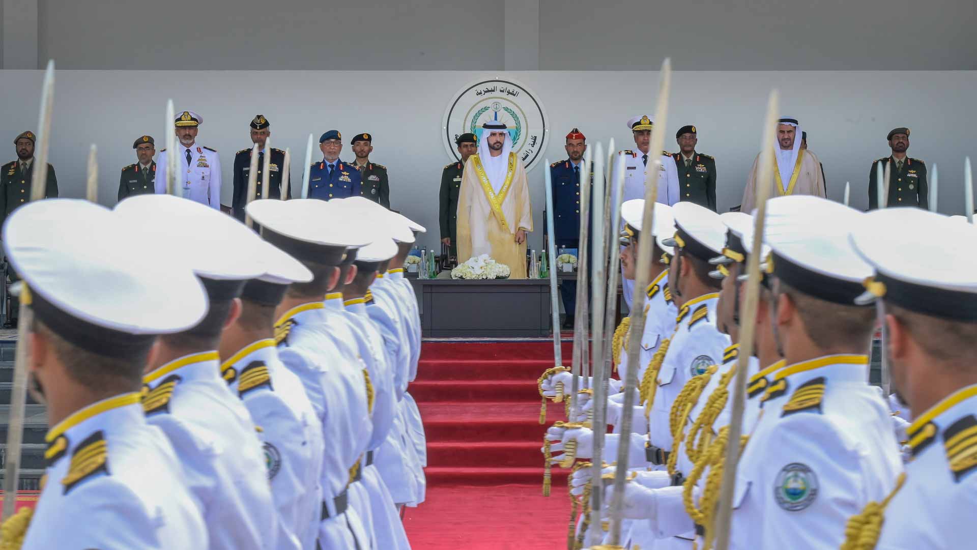 صورة بعنوان: حمدان بن محمد يشهد حفل تخريج كلية راشد بن سعيد البحرية للدورة 23 