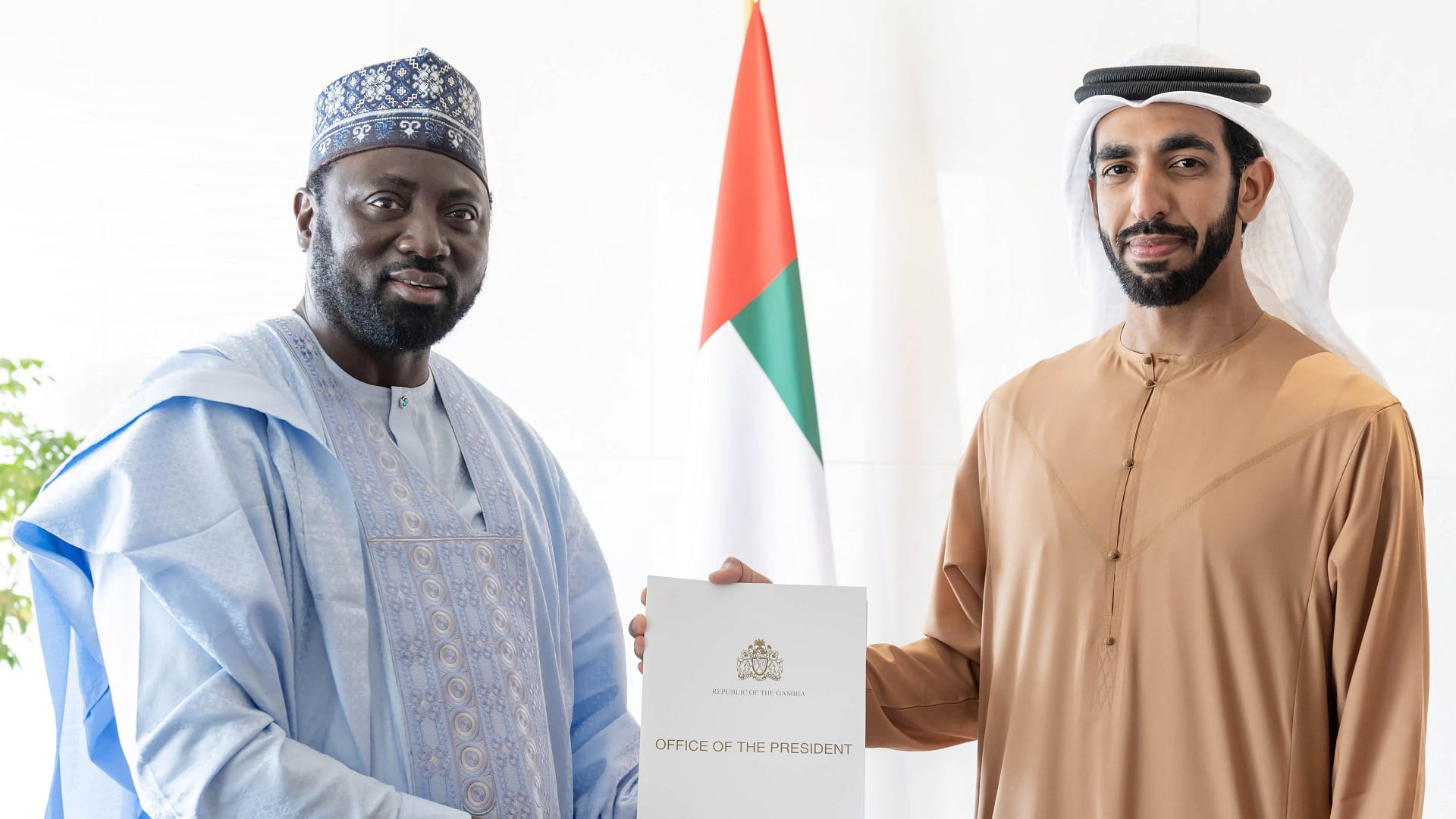 صورة بعنوان: رئيس الدولة يتلقى رسالة خطية من رئيس غامبيا 