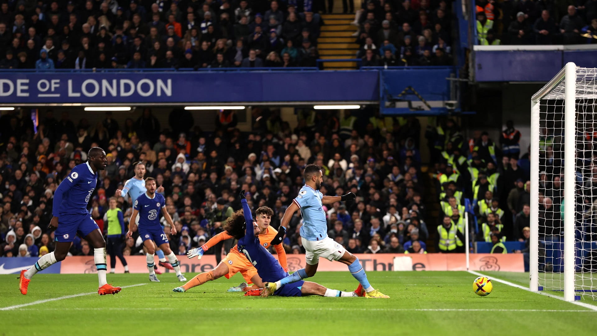 صورة بعنوان: مانشستر سيتي يواجه تشيلسي مجدداً.. ويحلم بخطوة جديدة نحو الرباعية 