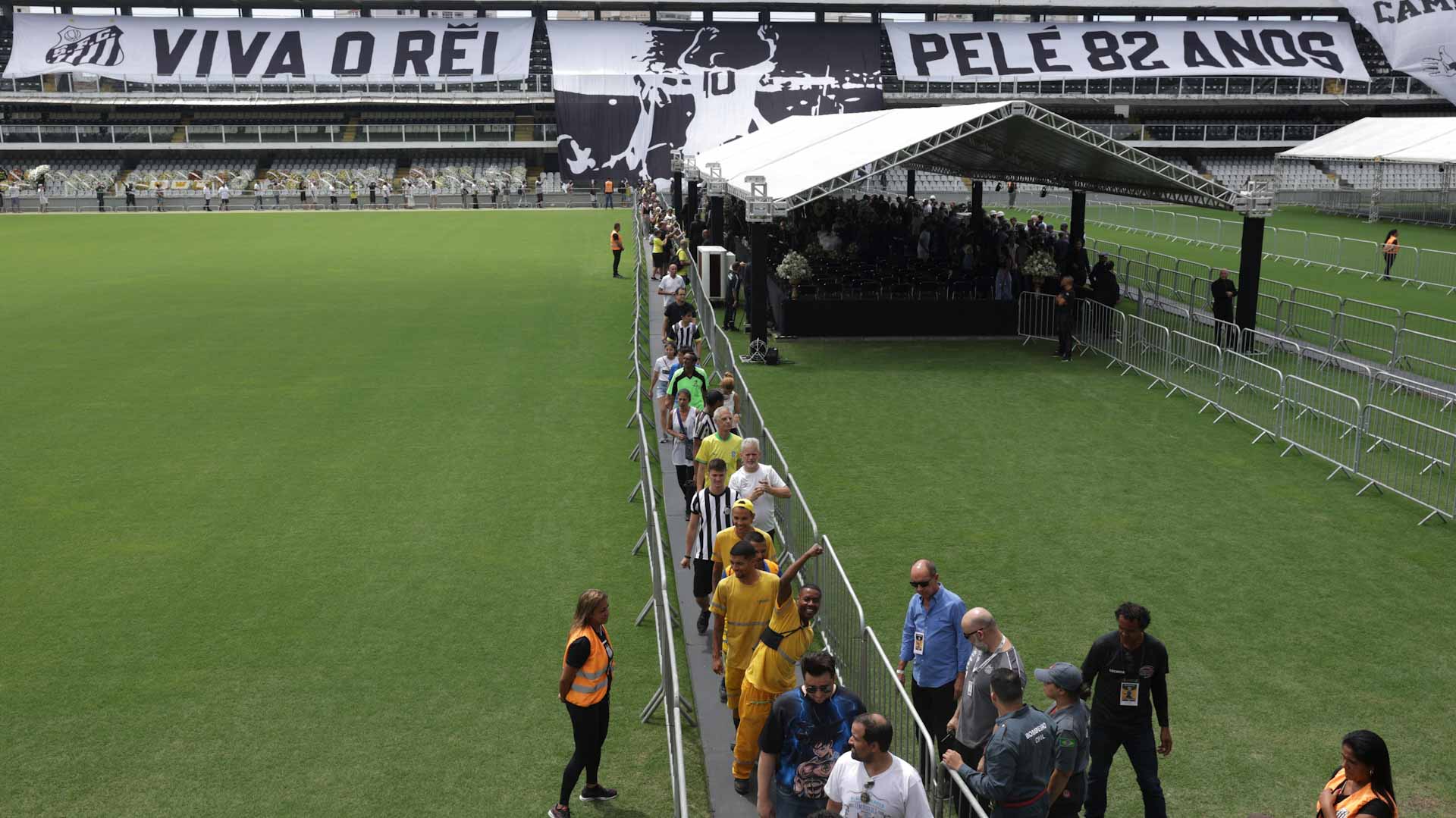 صورة بعنوان: مدينة سانتوس البرازيلية تودع أسطورة كرة القدم البرازيلي بيليه 