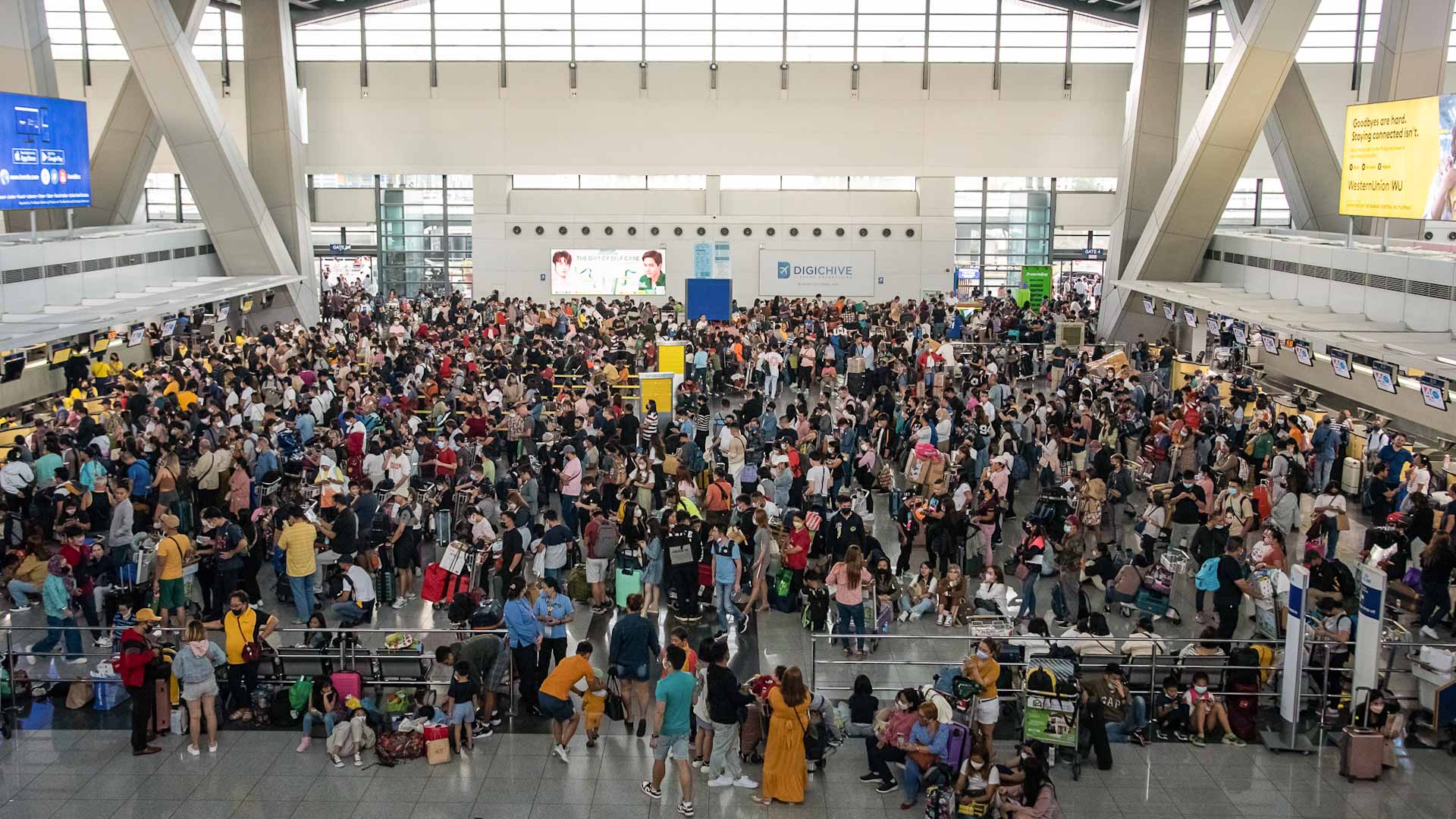 Image for the title: Philippine airport tries to get back to normal after power outage 