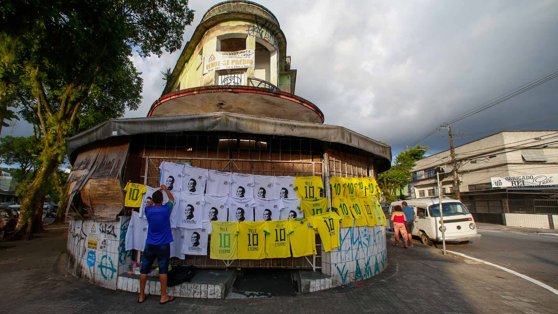 Image for the title: Brazilians bid final farewell to Pele 