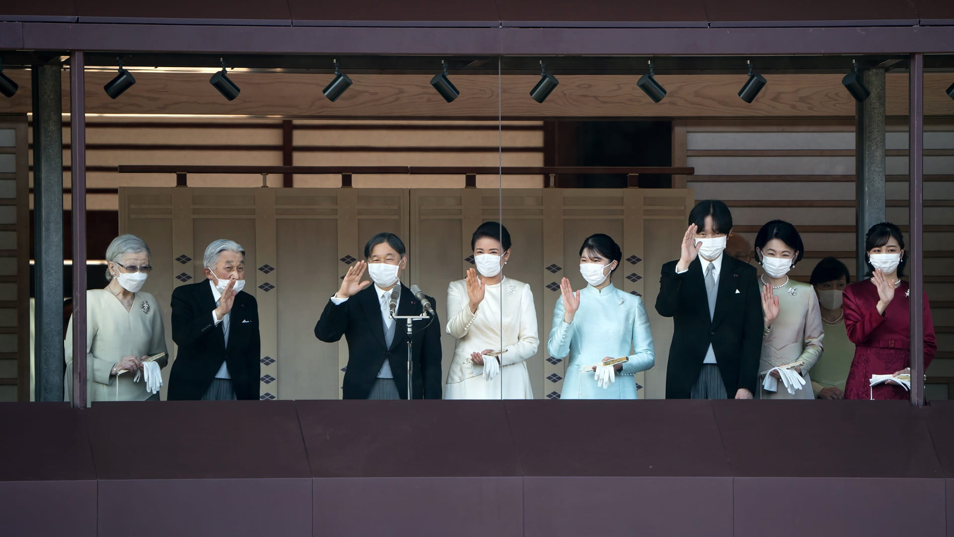 صورة بعنوان: إمبراطور اليابان يوجه أول تحية عامة بمناسبة العام الجديد منذ 2020 