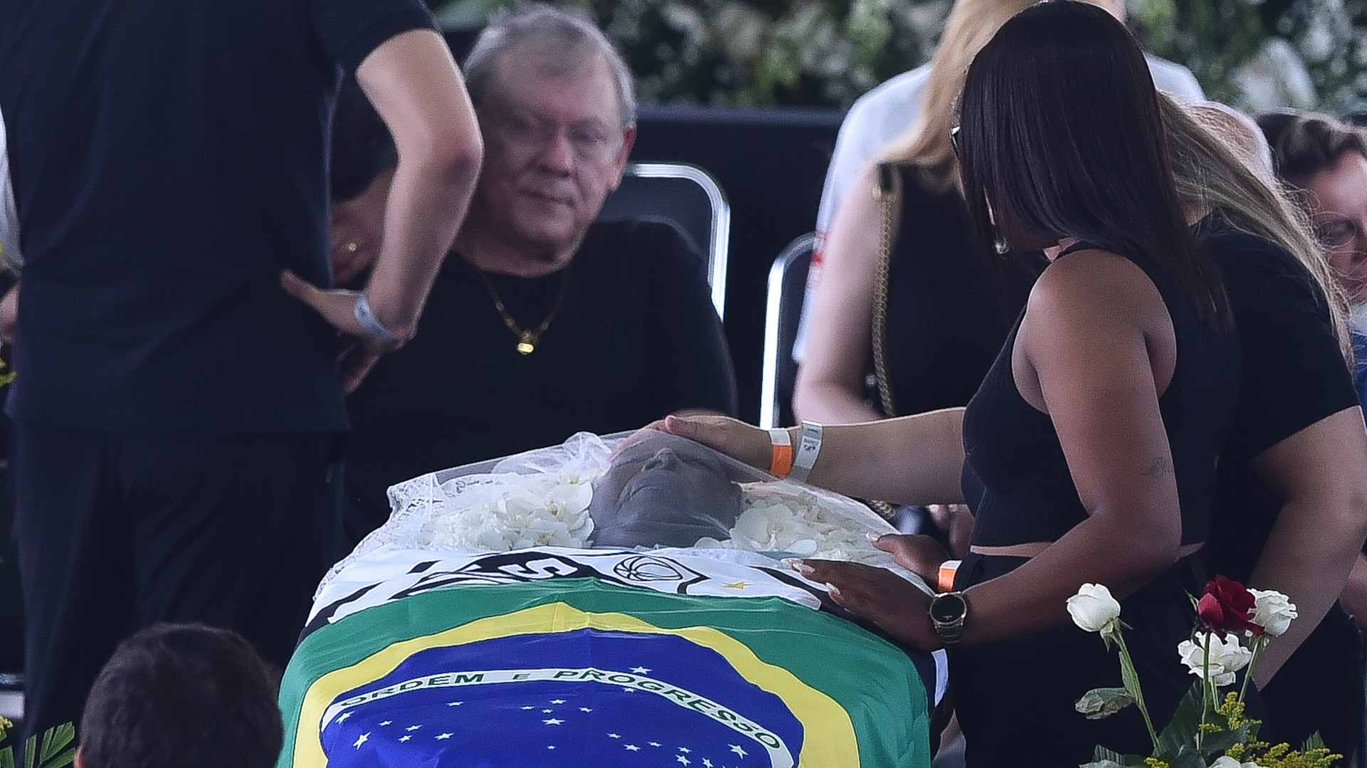 Image for the title: Brazil says final farewell to 'King' Pele 