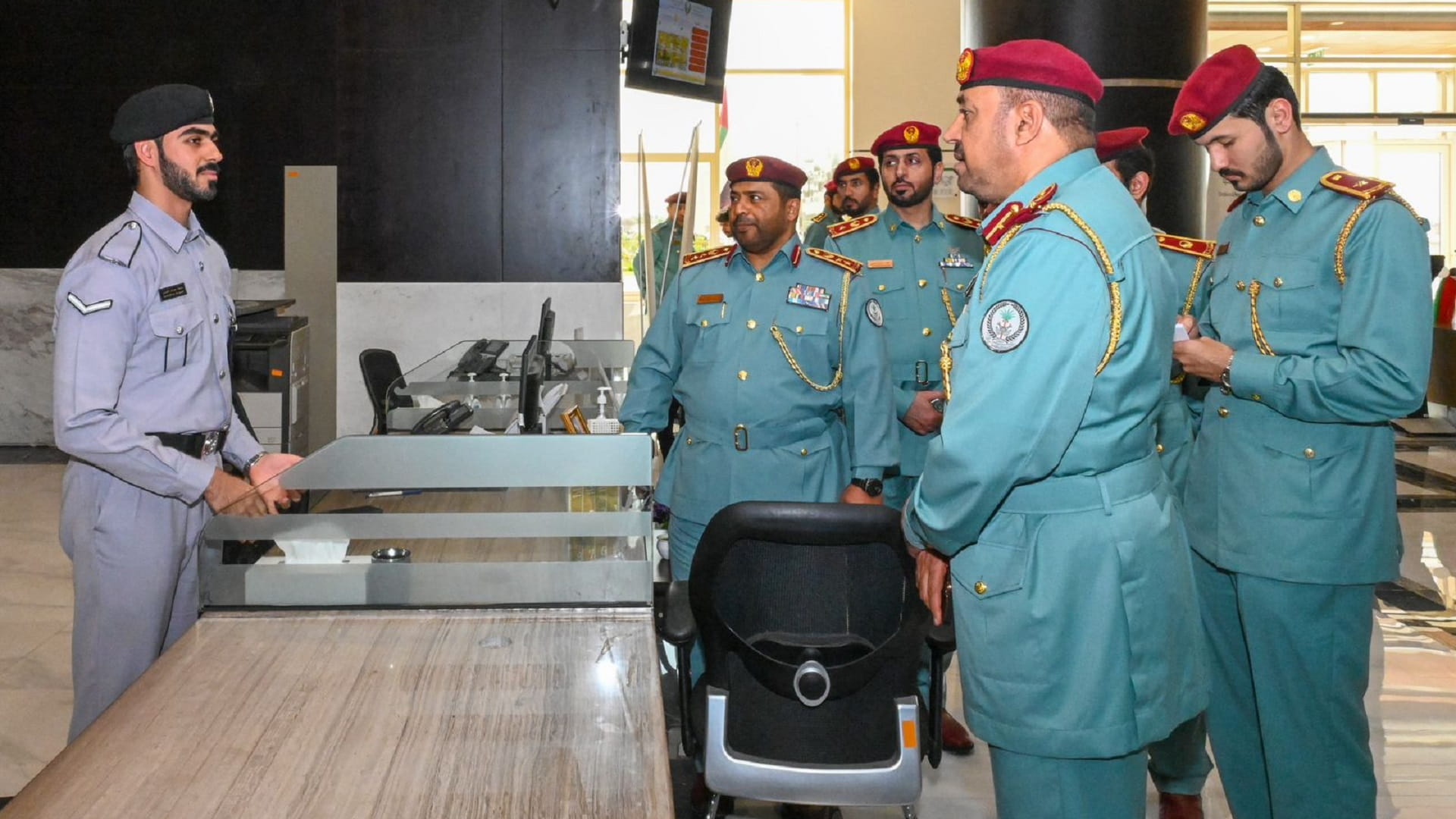 صورة بعنوان: العميد عبد الله مبارك يتفقد سير العمل في إدارة شرطة الوسطى 