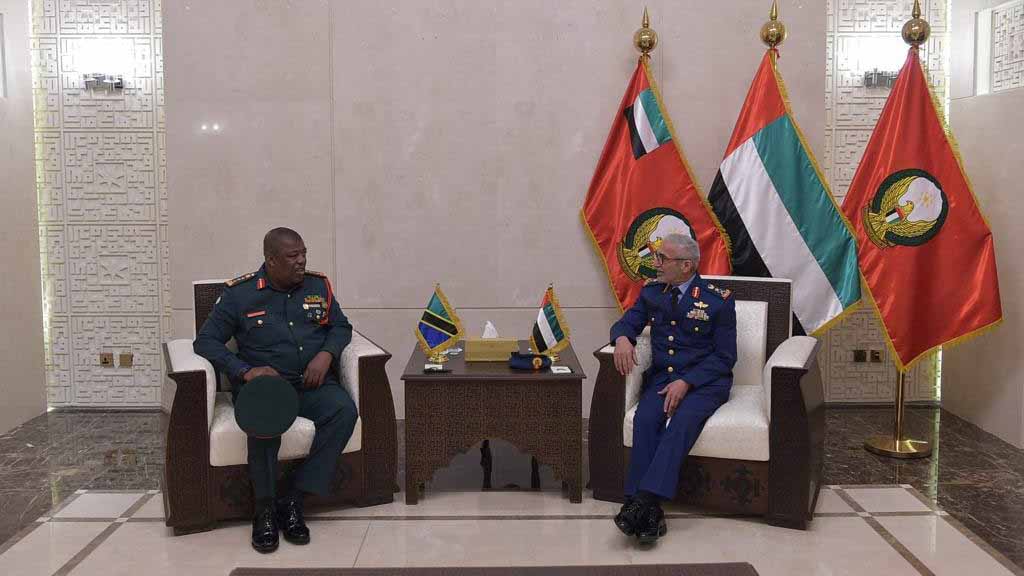 صورة بعنوان: رئيس الأركان ونظيره التنزاني يبحثان تطوير التعاون 